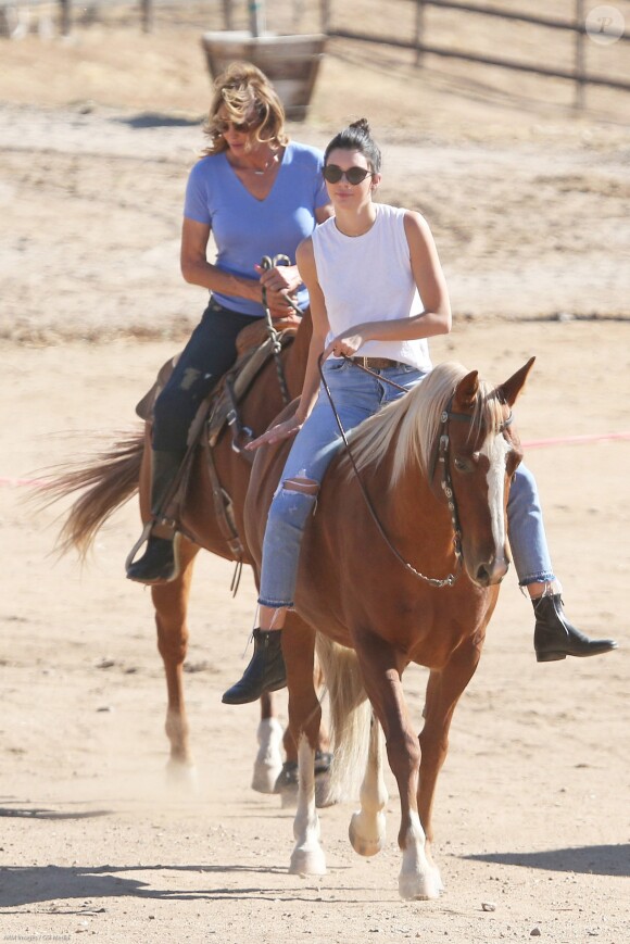 Exclusif -Caitlyn Jenner (Bruce Jenner) et sa fille Kendall Jenner sont allées faire de l'équitation sur le tournage de leur émission "Keeping Up with the Kardashians" à Santa Clarita, le 23 octobre 2016 Fme together on the ranch.21/10/2016 - Santa Clarit