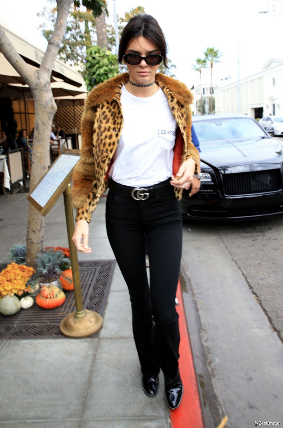 Kendall Jenner et Scott Disick font du shopping chez Barneys New York à Beverly Hills, le 12 octobre 2016