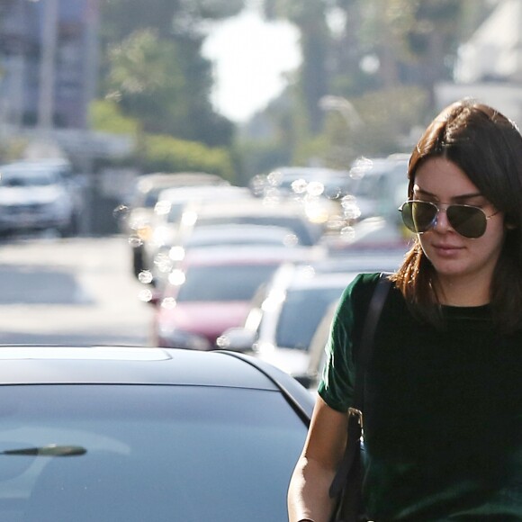 Exclusif - Kendall Jenner arrive chez Shamrock Tattoo sur Sunset Blvd à Hollywood avec ses amies le 21 septembre 2016.