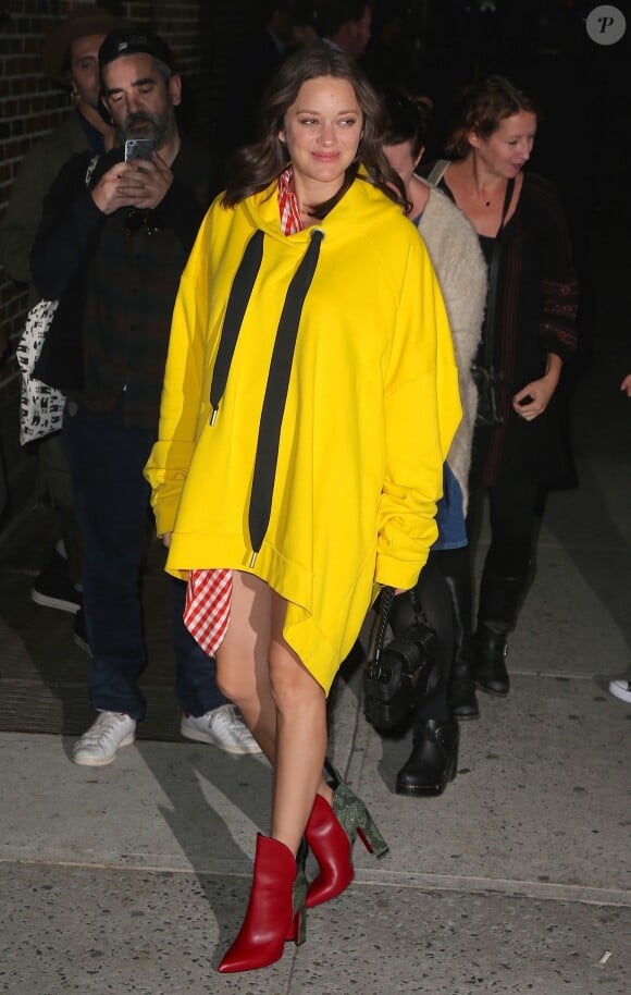 Marion Cotillard enceinte, arrive dans un pull jaune canari, à l'émission de Stephan Colbert à New York, le 16 novembre 2016