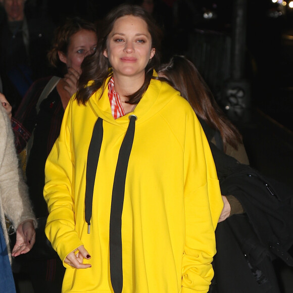 Marion Cotillard enceinte et étrangement vêtue, arrive à l'émission de Stephan Colbert à New York, le 16 novembre 2016