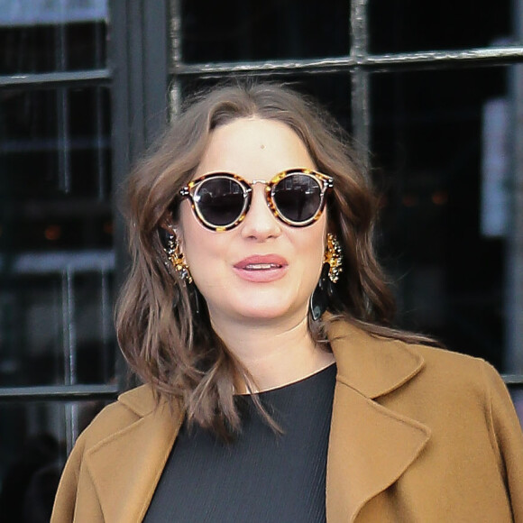 Marion Cotillard enceinte à la sortie de son hôtel dans le quartier de East Village à New York, le 16 novembre 2016