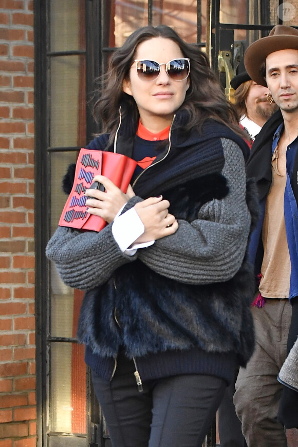 Marion Cotillard, enceinte, quitte son hôtel à New York emmitouflée dans une grosse veste en laine et fourrure, le 16 novembre 2016