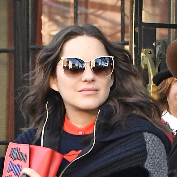 Marion Cotillard, enceinte, quitte son hôtel à New York emmitouflée dans une grosse veste en laine et fourrure, le 16 novembre 2016