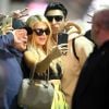 Paris Hilton pose avec ses fans à son arrivée à l'aéroport de Melbourne en Australie, où elle démarre une tournée nationale. Le 16 novembre 2016  Paris Hilton seen arriving at the Melbourne's airport. On november 16th 201616/11/2016 - Melbourne