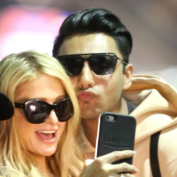 Paris Hilton pose avec ses fans à son arrivée à l'aéroport de Melbourne en Australie, où elle démarre une tournée nationale. Le 16 novembre 2016  Paris Hilton seen arriving at the Melbourne's airport. On november 16th 201616/11/2016 - Melbourne