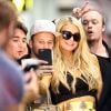 Paris Hilton pose avec ses fans à son arrivée à l'aéroport de Melbourne en Australie, où elle démarre une tournée nationale. Le 16 novembre 2016  Paris Hilton seen arriving at the Melbourne's airport. On november 16th 201616/11/2016 - Melbourne