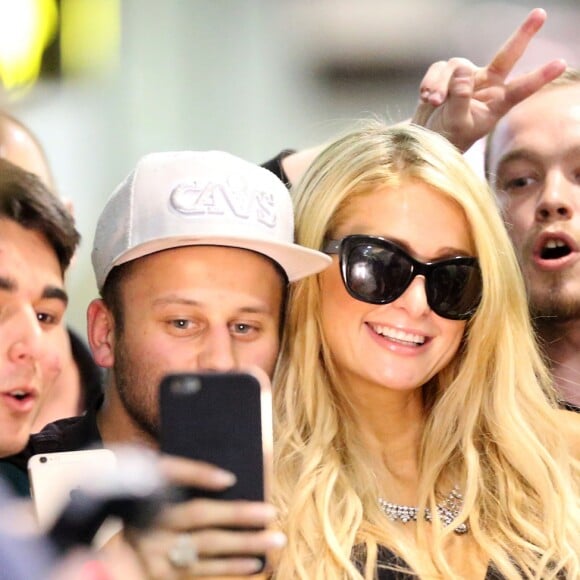 Paris Hilton pose avec ses fans à son arrivée à l'aéroport de Melbourne en Australie, où elle démarre une tournée nationale. Le 16 novembre 2016  Paris Hilton seen arriving at the Melbourne's airport. On november 16th 201616/11/2016 - Melbourne