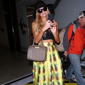 Paris Hilton pose avec ses fans à son arrivée à l'aéroport de Melbourne en Australie, où elle démarre une tournée nationale. Le 16 novembre 2016  Paris Hilton seen arriving at the Melbourne's airport. On november 16th 201616/11/2016 - Melbourne