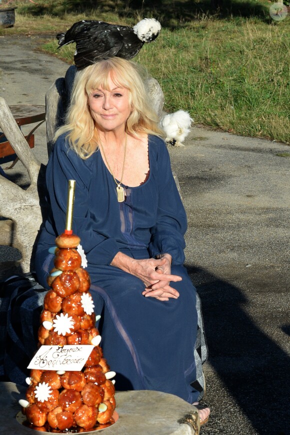 Exclusif - Mylène Demongeot a fêté son 81ème anniversaire en compagnie de Henry-Jean Servat, de la chanteuse Irène Roussel et de ses amis du Refuge, dans sa ferme en Mayenne, à Châtelain. Le 1er octobre 2016