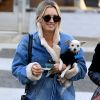 Exclusif - Kaley Cuoco est allée déjeuner avec une amie au restaurant Porto Villa à Beverly Hills. Elle porte son petit chien blanc dans les bras. Le 16 novembre 2016