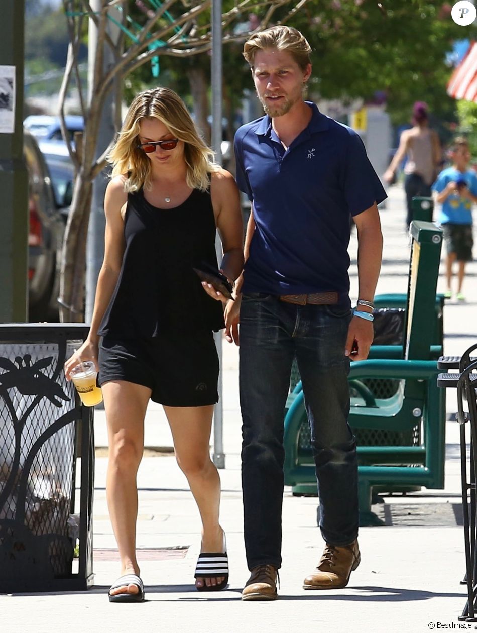 Exclusif Kaley Cuoco et son compagnon Karl Cook sont allés déjeuner
