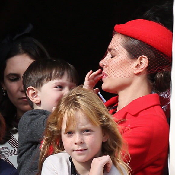 Raphaël, le fils de Charlotte Casiraghi et de son ex-compagnon Gad Elmaleh, visiblement rtès intéressé par sa voilette, assistait avec sa maman au dernier temps des célébrations de la Fête nationale monégasque le 19 novembre 2016, observant depuis les fenêtres du palais princier le défilé militaire avant la salut de la foule. © Bruno Bebert/Dominique Jacovides/Bestimage