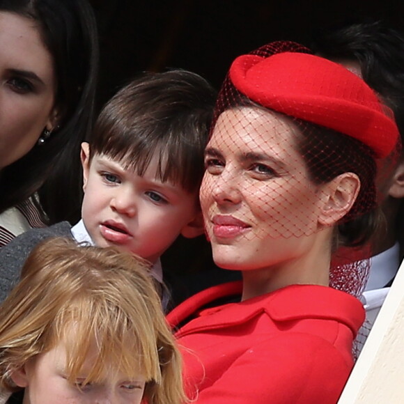 Raphaël, le fils de Charlotte Casiraghi et de son ex-compagnon Gad Elmaleh, assistait avec sa maman au dernier temps des célébrations de la Fête nationale monégasque le 19 novembre 2016, observant depuis les fenêtres du palais princier le défilé militaire avant la salut de la foule. © Bruno Bebert/Dominique Jacovides/Bestimage