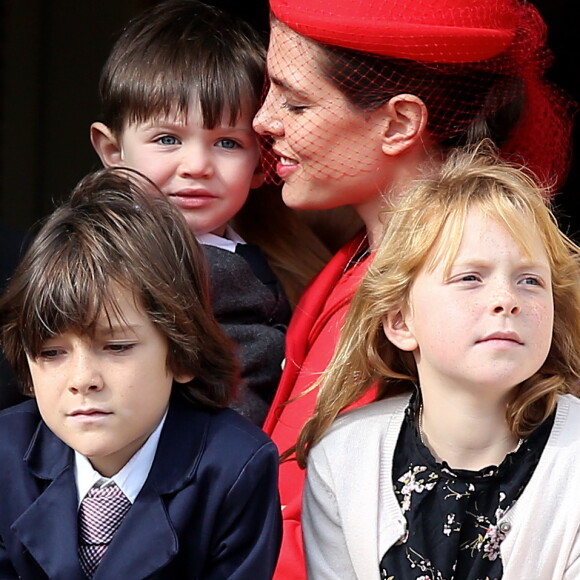 Raphaël, le fils de Charlotte Casiraghi et de son ex-compagnon Gad Elmaleh, assistait avec sa maman au dernier temps des célébrations de la Fête nationale monégasque le 19 novembre 2016, observant depuis les fenêtres du palais princier le défilé militaire avant la salut de la foule. © Bruno Bebert/Dominique Jacovides/Bestimage
