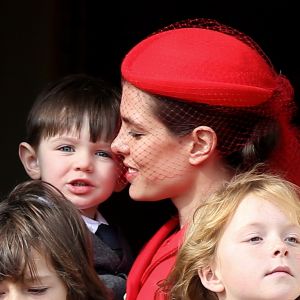 Raphaël, le fils de Charlotte Casiraghi et de son ex-compagnon Gad Elmaleh, assistait avec sa maman au dernier temps des célébrations de la Fête nationale monégasque le 19 novembre 2016, observant depuis les fenêtres du palais princier le défilé militaire avant la salut de la foule. © Bruno Bebert/Dominique Jacovides/Bestimage