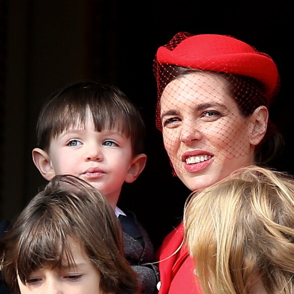 Raphaël, le fils de Charlotte Casiraghi et de son ex-compagnon Gad Elmaleh, assistait avec sa maman au dernier temps des célébrations de la Fête nationale monégasque le 19 novembre 2016, observant depuis les fenêtres du palais princier le défilé militaire avant la salut de la foule. © Bruno Bebert/Dominique Jacovides/Bestimage