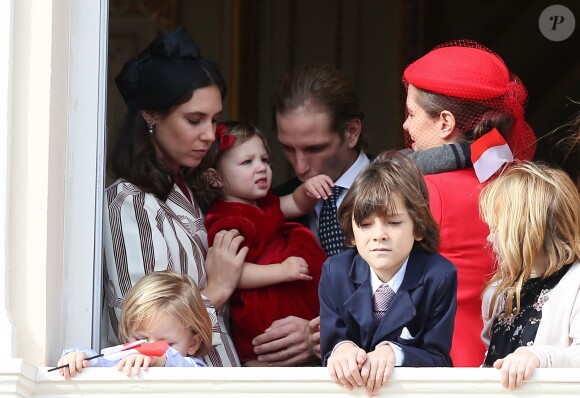Raphaël, le fils de Charlotte Casiraghi et de Gad Elmaleh, assistait avec sa maman au dernier temps des célébrations de la Fête nationale monégasque le 19 novembre 2016, observant depuis les fenêtres du palais princier le défilé militaire avant la salut de la foule. © Bruno Bebert/Dominique Jacovides/Bestimage