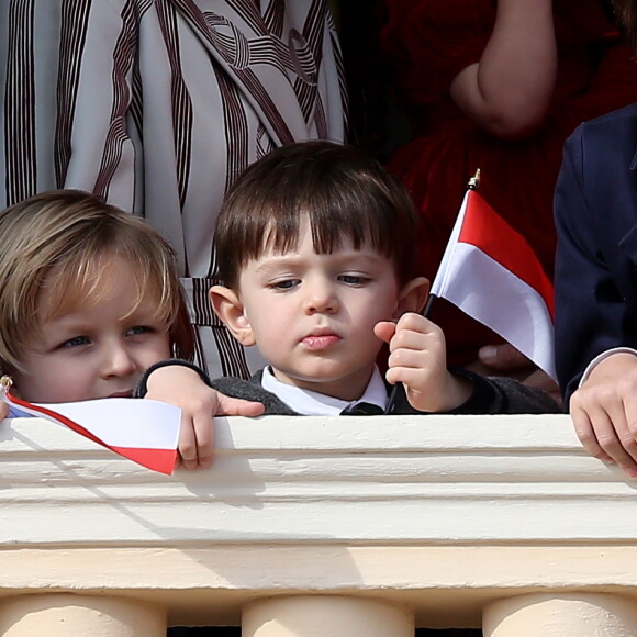 Raphaël, le fils de Charlotte Casiraghi et de son ex-compagnon Gad Elmaleh, assistait avec sa maman au dernier temps des célébrations de la Fête nationale monégasque le 19 novembre 2016, observant depuis les fenêtres du palais princier le défilé militaire avant la salut de la foule. © Bruno Bebert/Dominique Jacovides/Bestimage