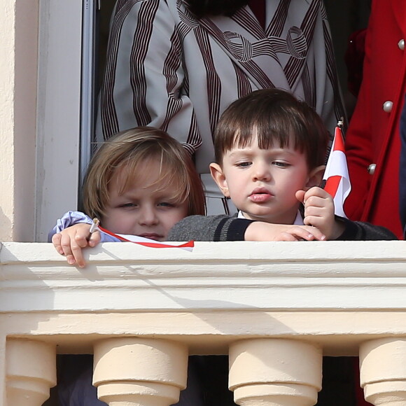 Raphaël, le fils de Charlotte Casiraghi et de Gad Elmaleh, assistait avec sa maman au dernier temps des célébrations de la Fête nationale monégasque le 19 novembre 2016, observant depuis les fenêtres du palais princier le défilé militaire avant la salut de la foule. © Bruno Bebert/Dominique Jacovides/Bestimage