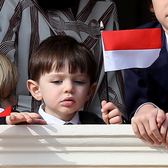 Raphaël, le fils de Charlotte Casiraghi et de son ex-compagnon Gad Elmaleh, assistait avec sa maman au dernier temps des célébrations de la Fête nationale monégasque le 19 novembre 2016, observant depuis les fenêtres du palais princier le défilé militaire avant la salut de la foule. © Bruno Bebert/Dominique Jacovides/Bestimage