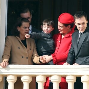 Raphaël, le fils de Charlotte Casiraghi et de son ex-compagnon Gad Elmaleh, assistait avec sa maman - ici entourée de la princesse Stéphanie de Monaco et son fils Louis Ducruet - au dernier temps des célébrations de la Fête nationale monégasque le 19 novembre 2016, observant depuis les fenêtres du palais princier le défilé militaire avant la salut de la foule. © Bruno Bebert/Dominique Jacovides/Bestimage