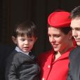  Raphaël, le fils de Charlotte Casiraghi et de Gad Elmaleh, assistait avec sa maman au dernier temps des célébrations de la Fête nationale monégasque le 19 novembre 2016, observant depuis les fenêtres du palais princier le défilé militaire avant la salut de la foule. © Bruno Bebert/Dominique Jacovides/Bestimage 