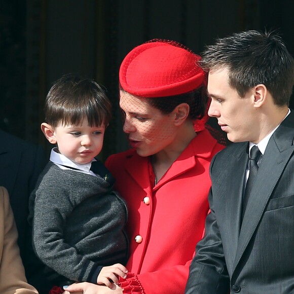 Raphaël, le fils de Charlotte Casiraghi et de son ex-compagnon Gad Elmaleh, assistait avec sa maman au dernier temps des célébrations de la Fête nationale monégasque le 19 novembre 2016, observant depuis les fenêtres du palais princier le défilé militaire avant la salut de la foule. © Bruno Bebert/Dominique Jacovides/Bestimage