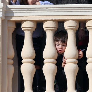 Raphaël, le fils de Charlotte Casiraghi et de Gad Elmaleh, assistait avec sa maman au dernier temps des célébrations de la Fête nationale monégasque le 19 novembre 2016, observant depuis les fenêtres du palais princier le défilé militaire avant la salut de la foule. © Bruno Bebert/Dominique Jacovides/Bestimage