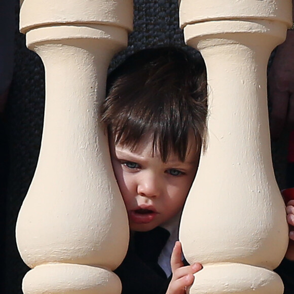 Raphaël, le fils de Charlotte Casiraghi et de Gad Elmaleh, assistait avec sa maman au dernier temps des célébrations de la Fête nationale monégasque le 19 novembre 2016, observant depuis les fenêtres du palais princier le défilé militaire avant la salut de la foule. © Bruno Bebert/Dominique Jacovides/Bestimage