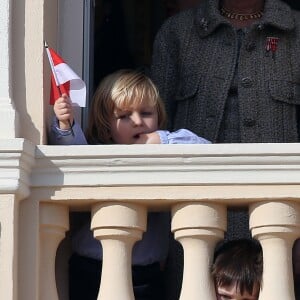 Raphaël, le fils de Charlotte Casiraghi et de Gad Elmaleh, assistait avec sa maman au dernier temps des célébrations de la Fête nationale monégasque le 19 novembre 2016, observant depuis les fenêtres du palais princier le défilé militaire avant la salut de la foule. © Bruno Bebert/Dominique Jacovides/Bestimage