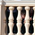  Raphaël, le fils de Charlotte Casiraghi et de Gad Elmaleh, assistait avec sa maman au dernier temps des célébrations de la Fête nationale monégasque le 19 novembre 2016, observant depuis les fenêtres du palais princier le défilé militaire avant la salut de la foule. © Bruno Bebert/Dominique Jacovides/Bestimage 