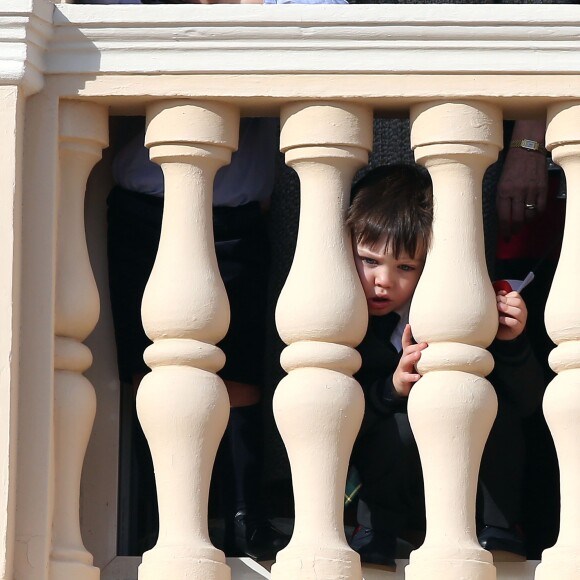 Raphaël, le fils de Charlotte Casiraghi et de Gad Elmaleh, assistait avec sa maman au dernier temps des célébrations de la Fête nationale monégasque le 19 novembre 2016, observant depuis les fenêtres du palais princier le défilé militaire avant la salut de la foule. © Bruno Bebert/Dominique Jacovides/Bestimage