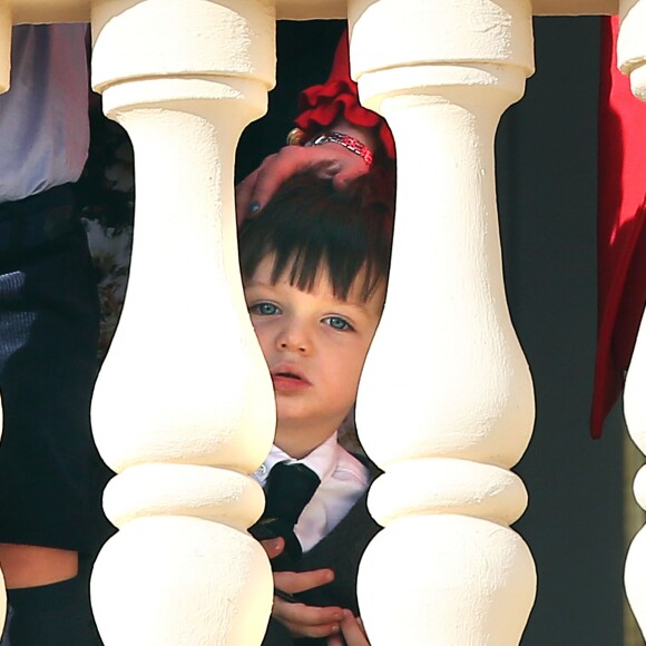 Raphaël, le fils de Charlotte Casiraghi et de Gad Elmaleh, assistait avec sa maman au dernier temps des célébrations de la Fête nationale monégasque le 19 novembre 2016, observant depuis les fenêtres du palais princier le défilé militaire avant la salut de la foule. © Bruno Bebert/Dominique Jacovides/Bestimage