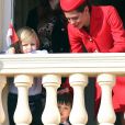  Raphaël, le fils de Charlotte Casiraghi et de Gad Elmaleh, assistait avec sa maman (et, ici, son cousin Sacha) au dernier temps des célébrations de la Fête nationale monégasque le 19 novembre 2016, observant depuis les fenêtres du palais princier le défilé militaire avant la salut de la foule. © Bruno Bebert/Dominique Jacovides/Bestimage 