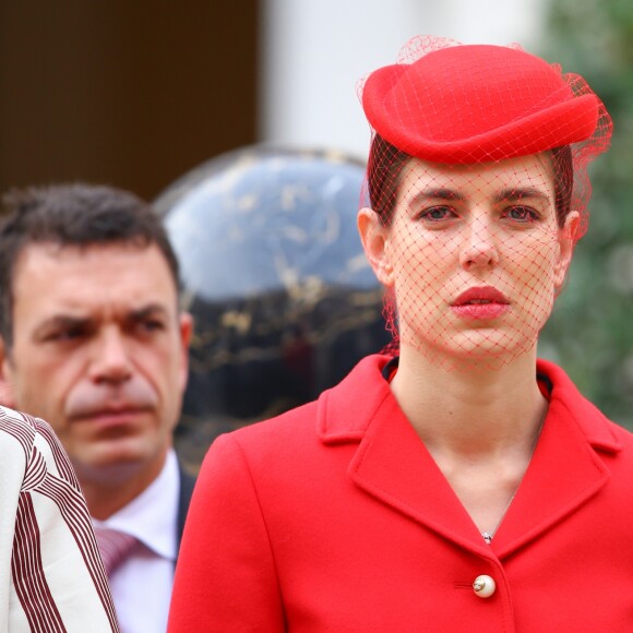 Charlotte Casiraghi, superbe en tailleur rouge, lors des célébrations de la Fête nationale monégasque le 19 novembre 2016. Son fils Raphaël est apparu avec elle aux fenêtres du palais lors de la parade militaire finale. © Olivier Huitel / Crystal Pictures / Pool Restreint Monaco / Bestimage