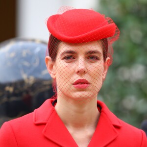 Charlotte Casiraghi, superbe en tailleur rouge, lors des célébrations de la Fête nationale monégasque le 19 novembre 2016. Son fils Raphaël est apparu avec elle aux fenêtres du palais lors de la parade militaire finale. @ Bruno Bébert/Dominique Jacovides/Bestimage