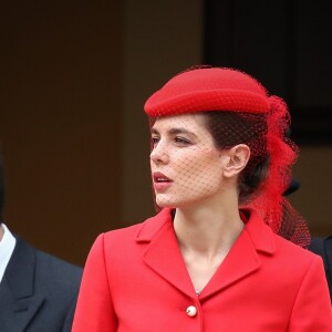 Charlotte Casiraghi, superbe en tailleur rouge, lors des célébrations de la Fête nationale monégasque le 19 novembre 2016. Son fils Raphaël est apparu avec elle aux fenêtres du palais lors de la parade militaire finale. © Bruno Bébert/Dominique Jacovides/Bestimage