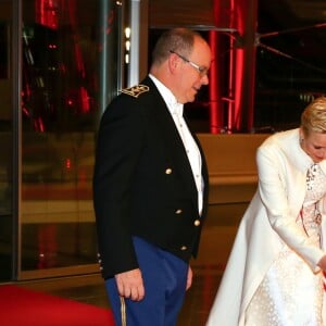 Le prince Albert II de Monaco et la princesse Charlene, qui reçoit ici un bouquet de fleurs, ainsi que la princesse Caroline de Hanovre, accompagnée de son fils Andrea Casiraghi et sa femme Tatiana Santo Domingo, assistaient le 19 novembre 2016 à la représentation du Nabucco de Verdi donnée au Grimaldi Forum dans le cadre de la Fête nationale monégasque. © Olivier Huitel / Pool restreint Monaco / Bestimage