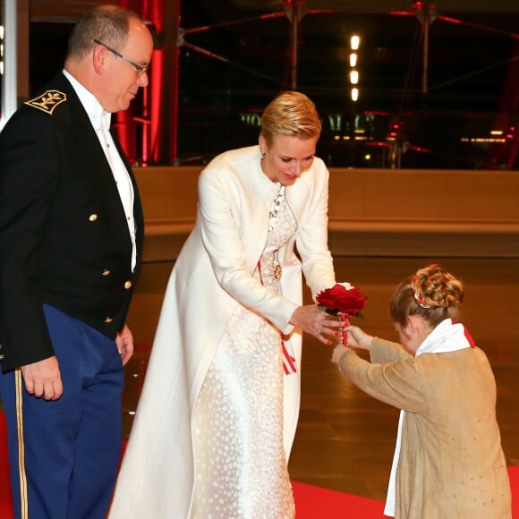 Le prince Albert II de Monaco et la princesse Charlene, qui reçoit ici un bouquet de fleurs, ainsi que la princesse Caroline de Hanovre, accompagnée de son fils Andrea Casiraghi et sa femme Tatiana Santo Domingo, assistaient le 19 novembre 2016 à la représentation du Nabucco de Verdi donnée au Grimaldi Forum dans le cadre de la Fête nationale monégasque. © Olivier Huitel / Pool restreint Monaco / Bestimage