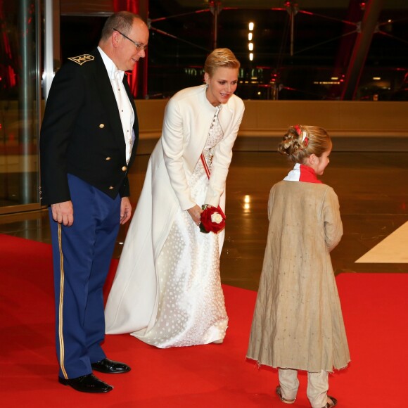 Le prince Albert II de Monaco et la princesse Charlene, qui reçoit ici un bouquet de fleurs, ainsi que la princesse Caroline de Hanovre, accompagnée de son fils Andrea Casiraghi et sa femme Tatiana Santo Domingo, assistaient le 19 novembre 2016 à la représentation du Nabucco de Verdi donnée au Grimaldi Forum dans le cadre de la Fête nationale monégasque. © Olivier Huitel / Pool restreint Monaco / Bestimage