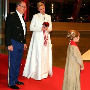 Le prince Albert II de Monaco et la princesse Charlene, qui reçoit ici un bouquet de fleurs, ainsi que la princesse Caroline de Hanovre, accompagnée de son fils Andrea Casiraghi et sa femme Tatiana Santo Domingo, assistaient le 19 novembre 2016 à la représentation du Nabucco de Verdi donnée au Grimaldi Forum dans le cadre de la Fête nationale monégasque. © Olivier Huitel / Pool restreint Monaco / Bestimage