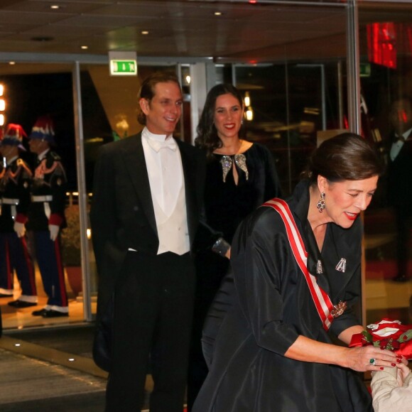 La princesse Caroline acceptant un bouquet de fleurs, sous le regard de son fils Andrea et de sa femme. Le prince Albert II de Monaco et la princesse Charlene ainsi que la princesse Caroline de Hanovre, accompagnée de son fils Andrea Casiraghi et sa femme Tatiana Santo Domingo, assistaient le 19 novembre 2016 à la représentation du Nabucco de Verdi donnée au Grimaldi Forum dans le cadre de la Fête nationale monégasque. © Olivier Huitel / Pool restreint Monaco / Bestimage