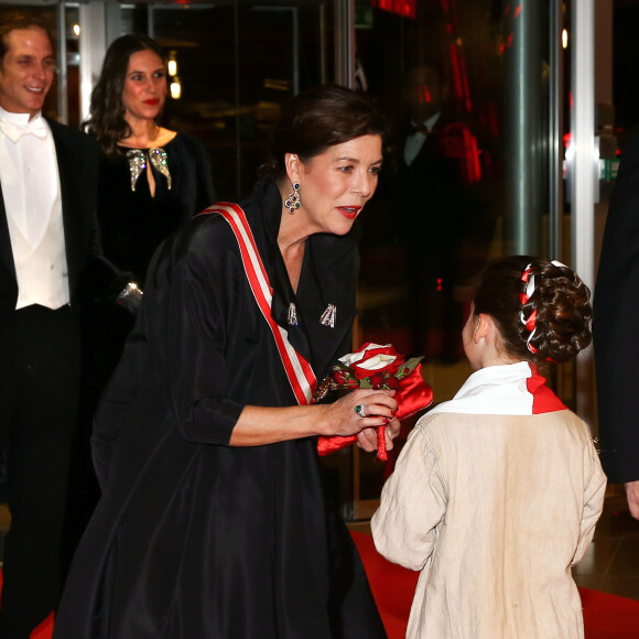 La princesse Caroline acceptant un bouquet de fleurs, sous le regard de son fils Andrea et de sa femme. Le prince Albert II de Monaco et la princesse Charlene ainsi que la princesse Caroline de Hanovre, accompagnée de son fils Andrea Casiraghi et sa femme Tatiana Santo Domingo, assistaient le 19 novembre 2016 à la représentation du Nabucco de Verdi donnée au Grimaldi Forum dans le cadre de la Fête nationale monégasque. © Olivier Huitel / Pool restreint Monaco / Bestimage