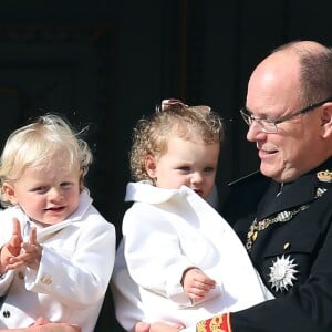 La princesse Charlene et le prince Albert II de Monaco avec leurs enfants Jacques et Gabriella aux fenêtres du palais princier le 19 novembre 2016 lors des célébrations de la Fête nationale monégasque. © Bruno Bebert/Dominique Jacovides/Bestimage