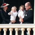 La princesse Charlene et le prince Albert II de Monaco avec leurs enfants Jacques et Gabriella aux fenêtres du palais princier le 19 novembre 2016 lors des célébrations de la Fête nationale monégasque. © Bruno Bebert/Dominique Jacovides/Bestimage