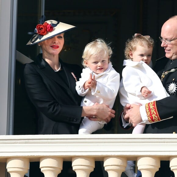 La princesse Charlene et le prince Albert II de Monaco avec leurs enfants Jacques et Gabriella aux fenêtres du palais princier le 19 novembre 2016 lors des célébrations de la Fête nationale monégasque. © Bruno Bebert/Dominique Jacovides/Bestimage