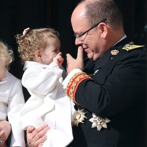 Le prince Albert II de Monaco et sa fille la princesse Gabriella aux fenêtres du palais princier le 19 novembre 2016 lors des célébrations de la Fête nationale monégasque. © Bruno Bebert/Dominique Jacovides/Bestimage
Le prince Albert II de Monaco et sa fille la princesse Gabriella de Monaco - La famille princière de Monaco au balcon lors de la Fête Monégasque à Monaco, le 19 novembre 2016. © Bruno Bebert/Dominique Jacovides/Bestimage The Royal family of Monaco greet the crowd from the palace's balcony during the official ceremonies on the Monaco National Day Celebrations on November 19th, 2016 in Monaco.19/11/2016 - Monaco