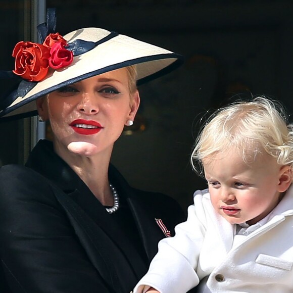 La princesse Charlene de Monaco avec son fils le prince Jacques aux fenêtres du palais princier le 19 novembre 2016 lors des célébrations de la Fête nationale monégasque. © Bruno Bebert/Dominique Jacovides/Bestimage