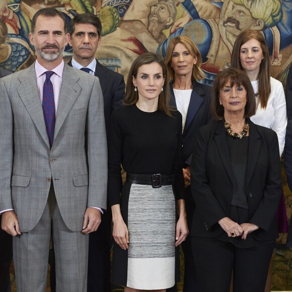 La reine Letizia et le roi Felipe VI d'Espagne recevaient en audience au Palais de la Zarzuela à Madrid le 18 novembre 2016 une délégation de la TVE à l'occasion des 60 ans de la société de télévision publique. © Jack Abuin/Zuma Press/Bestimage